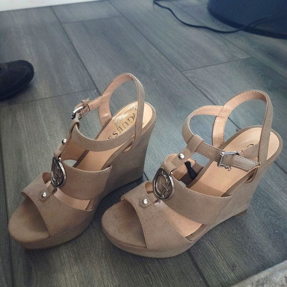 Guess size 7 scrappy wedges - Picture 1 of 2